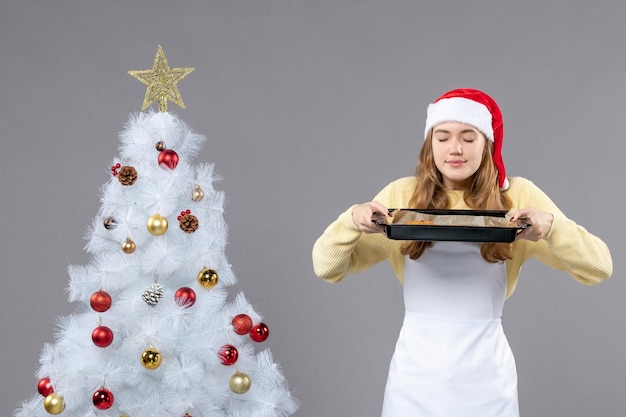 Giovane cuoco espressivo in posa per le vacanze invernali