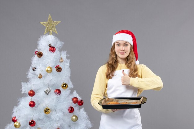 겨울 휴가를 위해 포즈를 취하는 표현적인 젊은 요리사