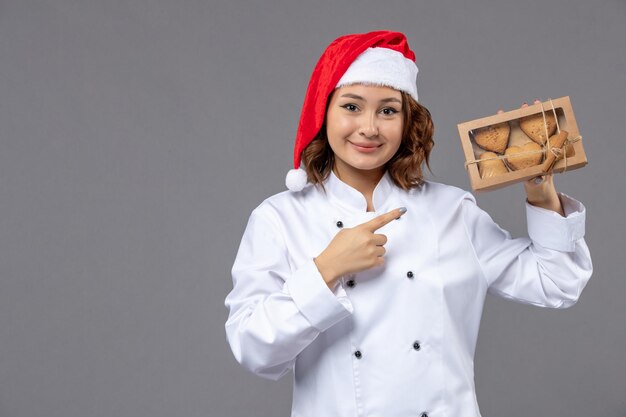 겨울 휴가를 위해 포즈를 취하는 표현적인 젊은 요리사