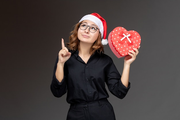 Foto gratuita espressiva giovane donna in posa