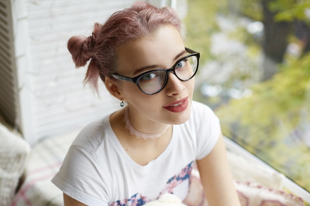 Free photo expressive young girl posing indoor