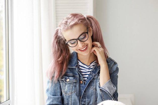 Free photo expressive young girl posing indoor