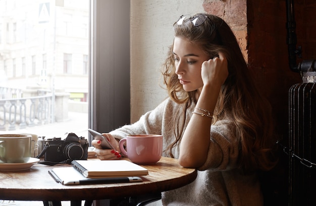 Foto gratuita giovane ragazza espressiva in posa al coperto