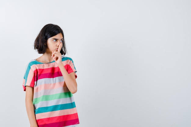 Free photo expressive young girl posing in the studio