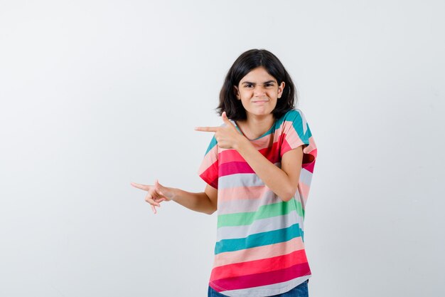 Giovane ragazza espressiva in posa in studio