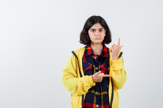 Free photo expressive young girl posing in the studio