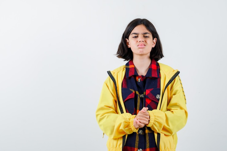 मुफ़्त फोटो expressive young girl posing in the studio