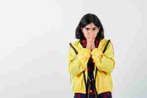 Free photo expressive young girl posing in the studio