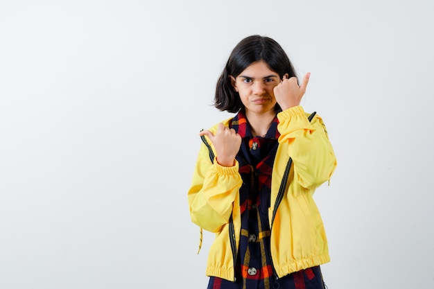 Giovane ragazza espressiva in posa in studio