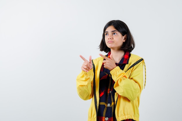 Giovane ragazza espressiva in posa in studio