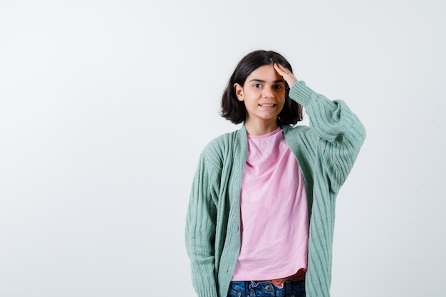 Giovane ragazza espressiva in posa in studio