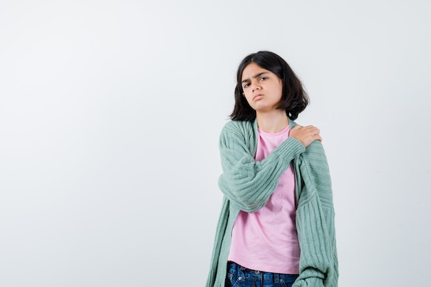 Giovane ragazza espressiva in posa in studio