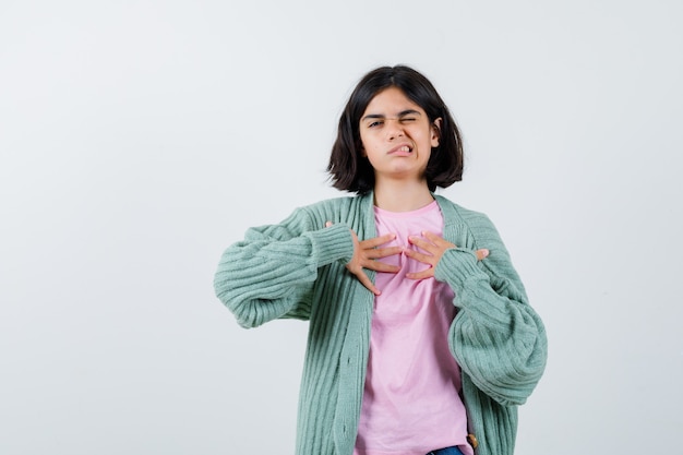 Free photo expressive young girl posing in the studio