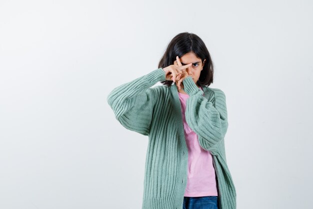 Free photo expressive young girl posing in the studio