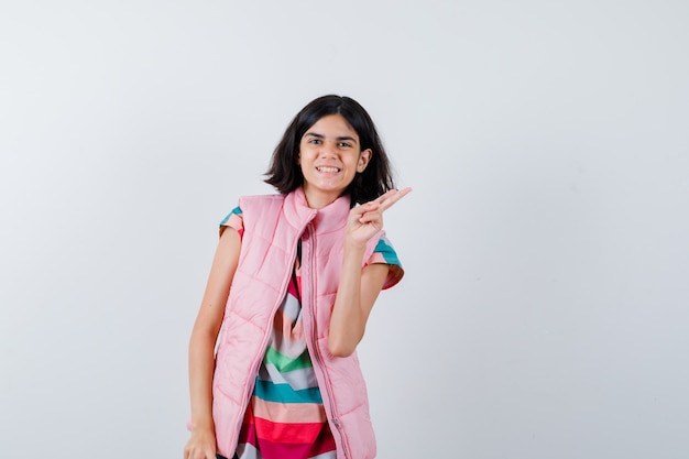 Free photo expressive young girl posing in the studio