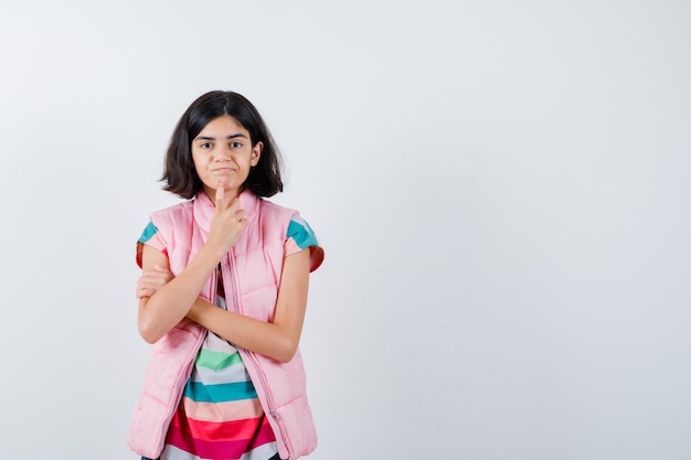 Free photo expressive young girl posing in the studio