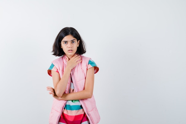 Free photo expressive young girl posing in the studio