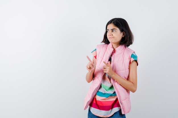 Free photo expressive young girl posing in the studio