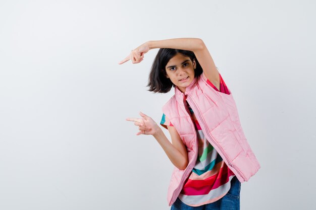 Free photo expressive young girl posing in the studio