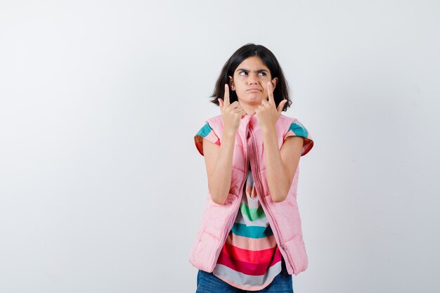 Free photo expressive young girl posing in the studio