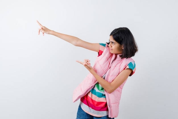 Free photo expressive young girl posing in the studio