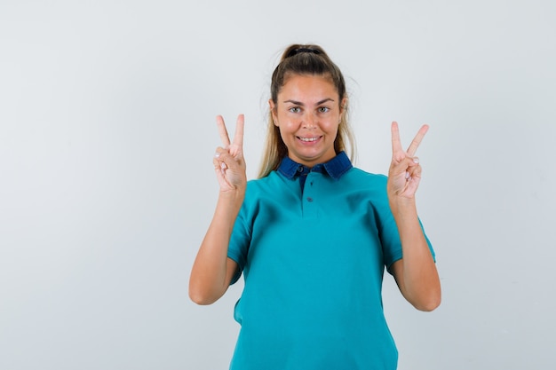 Giovane ragazza espressiva in posa in studio