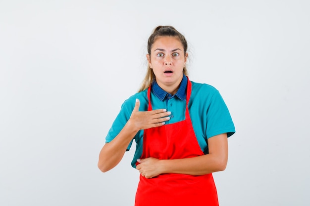 Free photo expressive young girl posing in the studio