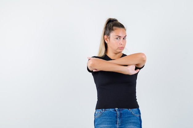 Foto gratuita giovane ragazza espressiva in posa in studio