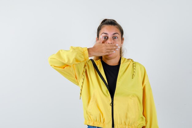 Free photo expressive young girl posing in the studio