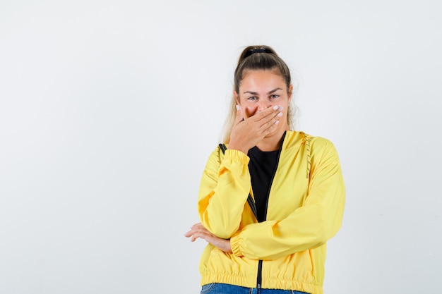 Giovane ragazza espressiva in posa in studio