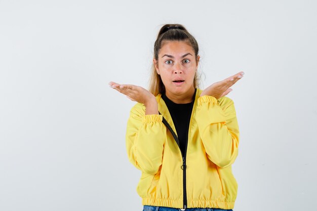 Free photo expressive young girl posing in the studio