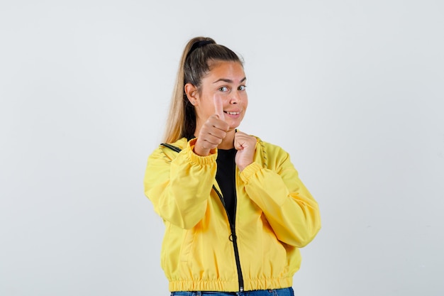 Giovane ragazza espressiva in posa in studio