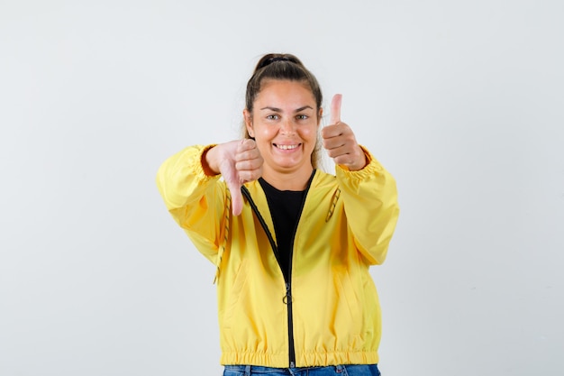 Giovane ragazza espressiva in posa in studio