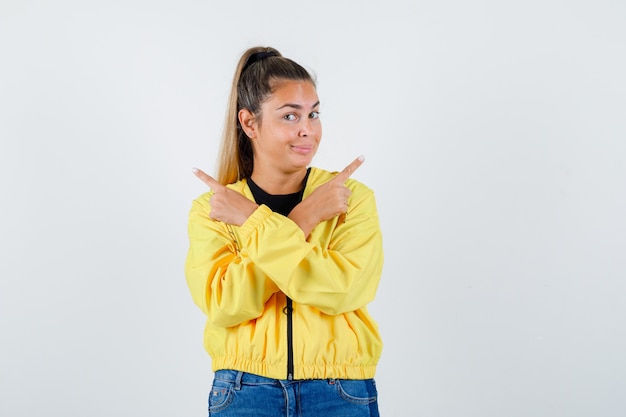 Foto gratuita giovane ragazza espressiva in posa in studio