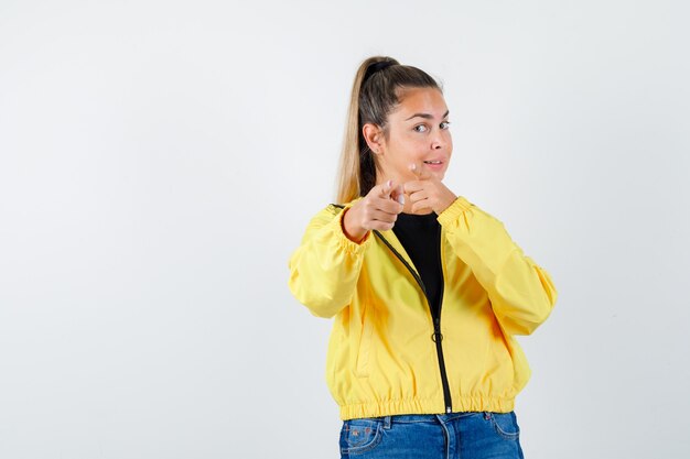 Free photo expressive young girl posing in the studio