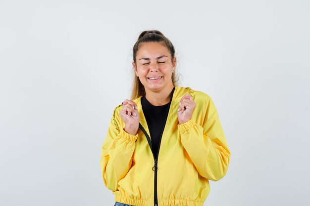 Free photo expressive young girl posing in the studio