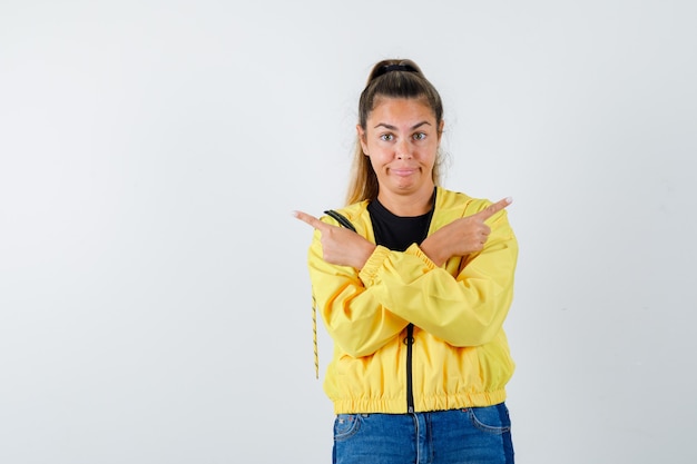 Giovane ragazza espressiva in posa in studio