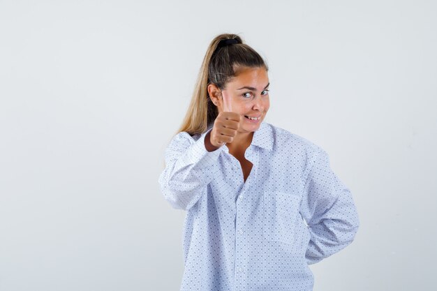 Giovane ragazza espressiva in posa in studio