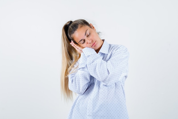 Free photo expressive young girl posing in the studio