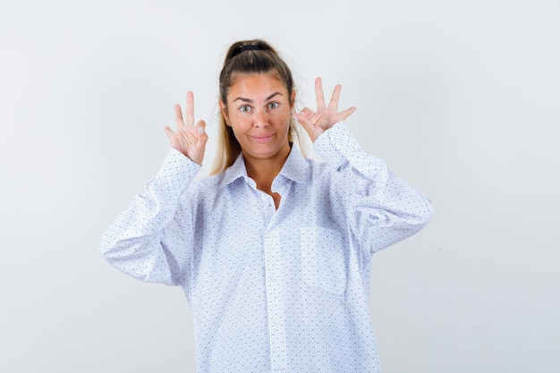 Free photo expressive young girl posing in the studio