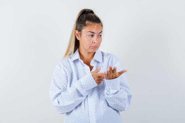 Free photo expressive young girl posing in the studio