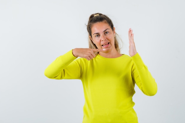 Free photo expressive young girl posing in the studio