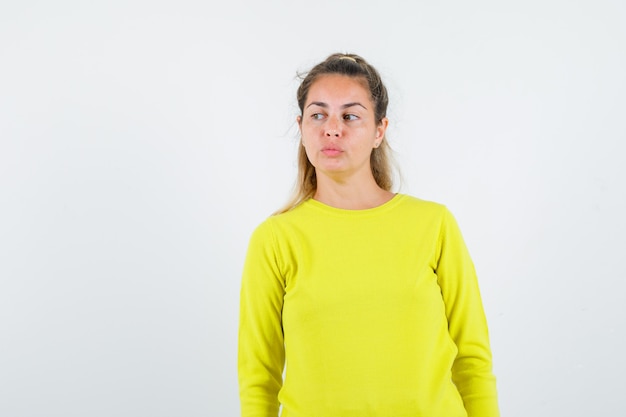 Free photo expressive young girl posing in the studio