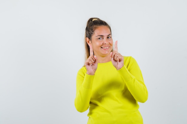 Foto gratuita giovane ragazza espressiva in posa in studio