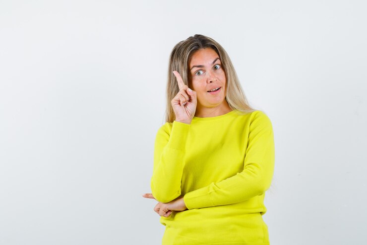 Free Photo expressive young girl posing in the studio