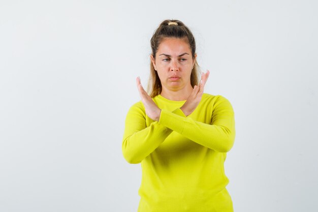 Free photo expressive young girl posing in the studio