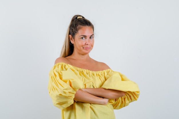 Free photo expressive young girl posing in the studio