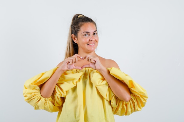 Free photo expressive young girl posing in the studio