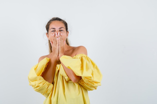 Giovane ragazza espressiva in posa in studio