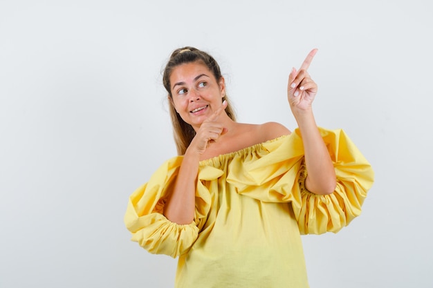 Foto gratuita giovane ragazza espressiva in posa in studio